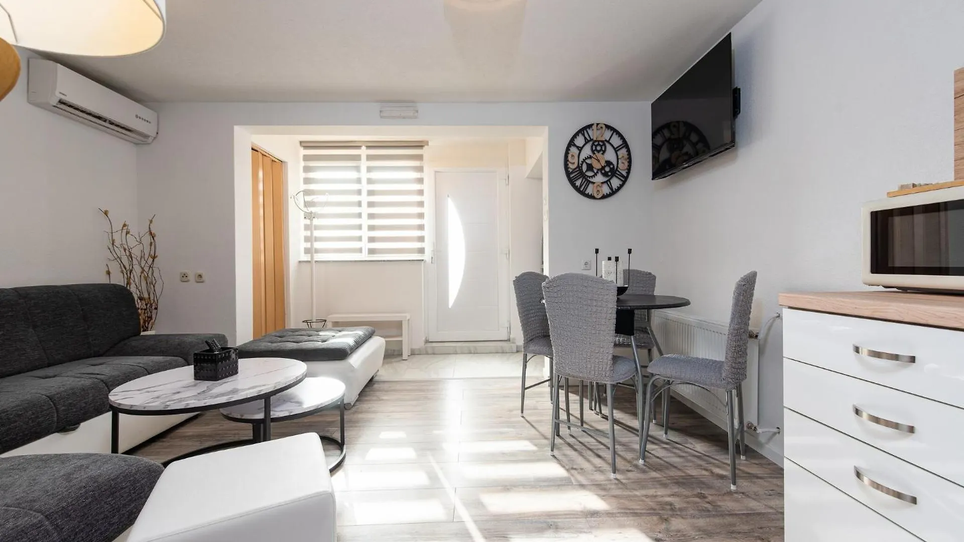 Apartments Nevenka, Vir